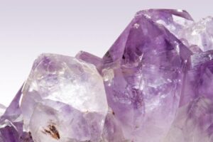 Heilsteine schwingen in einer hohen Frequenz und verstärken energetische Heilarbeit.